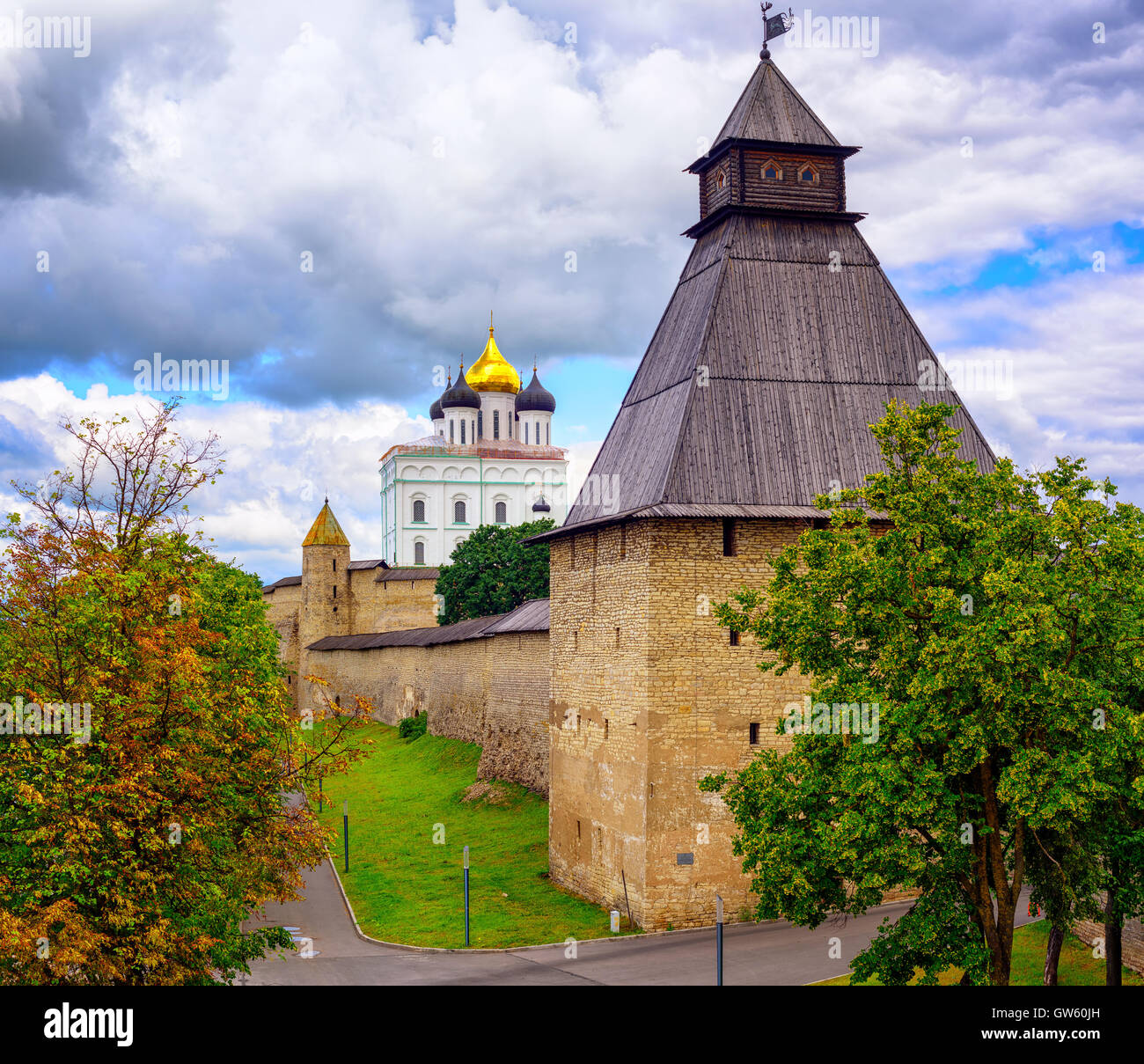 Der Wachturm, die Wände und die goldene Kuppel der Trinity Church im Pskower Kreml, Pskow, Russland Stockfoto