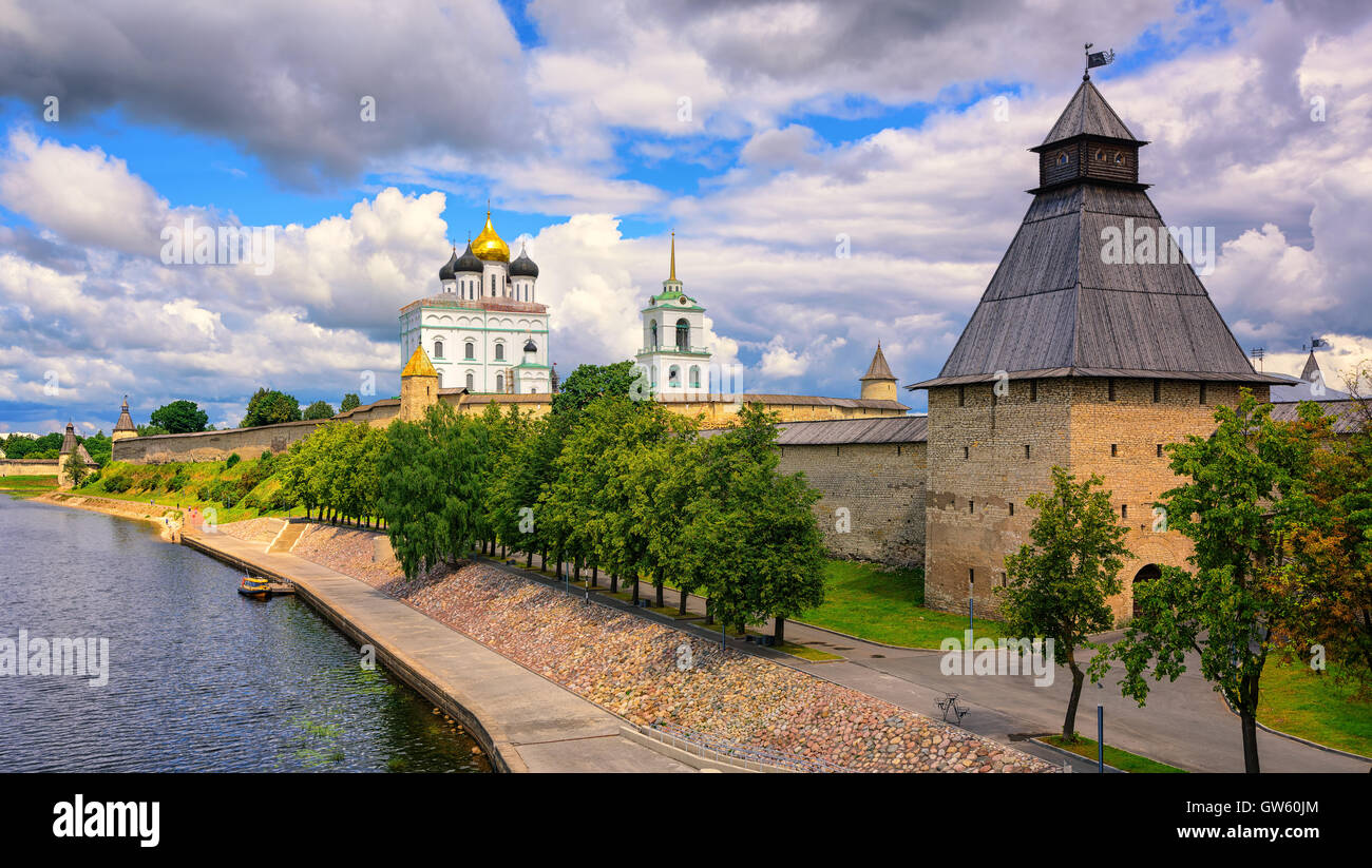 Der Wachturm, die Wände und die goldene Kuppel der Trinity Church im Pskower Kreml am Fluss Welikaja, Pskow, Russland Stockfoto