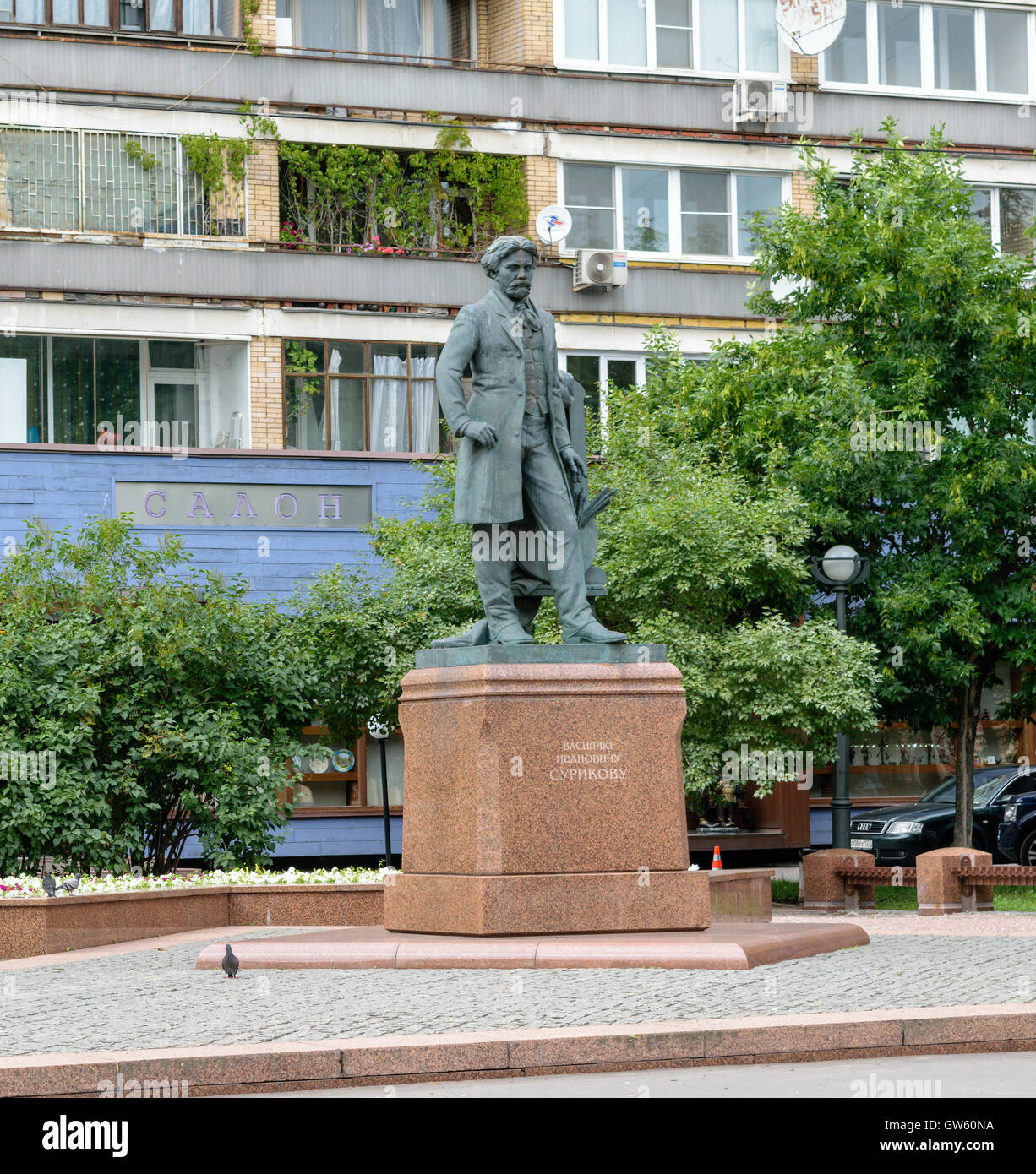 Moskau, Russland - 14. Juli 2016: Denkmal des berühmten russischen Malers Wassili Iwanowitsch Surikow auf Prechistenka Straße Stockfoto
