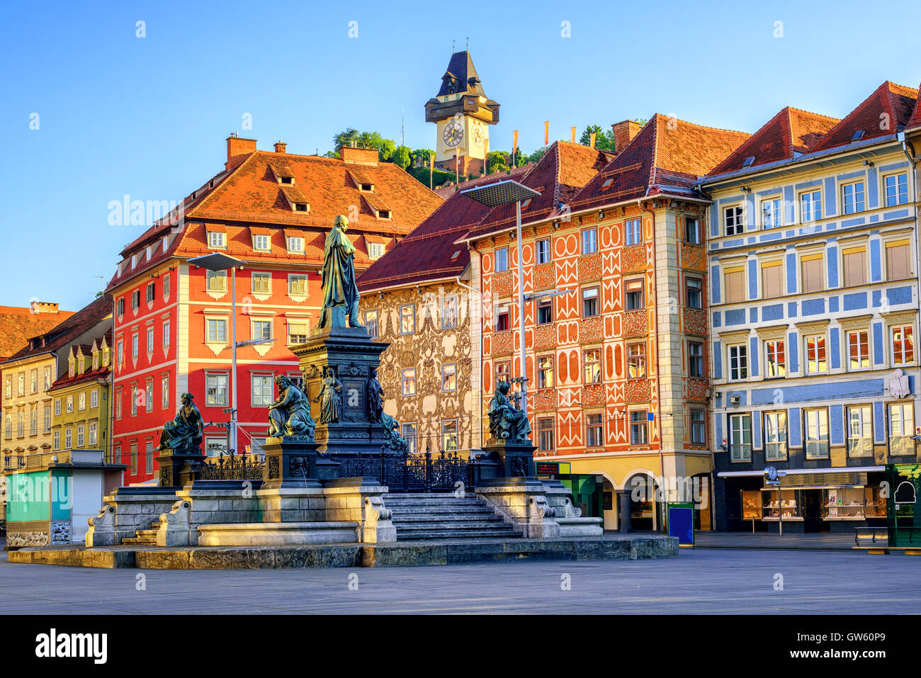 Bemalte Fassaden und der Clocktower in der Altstadt von Graz, Österreich sind auf UNESCO-Weltkulturerbe-Liste Stockfoto