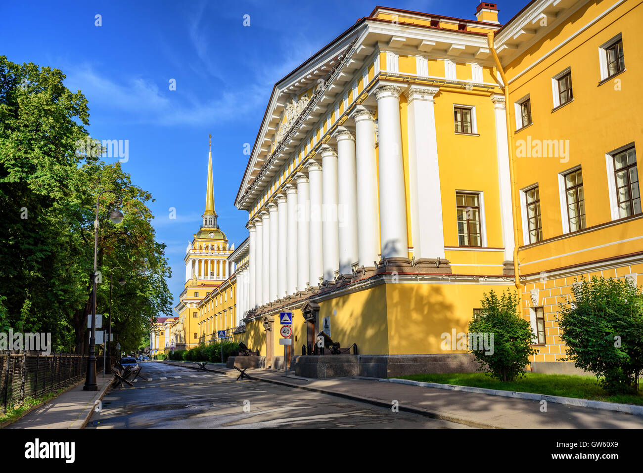 Klassizistische Admiralität Gebäude mit weißen griechischen Säulen und goldene Turmspitze ist ikonischen Blick in St Petersburg, Russland Stockfoto