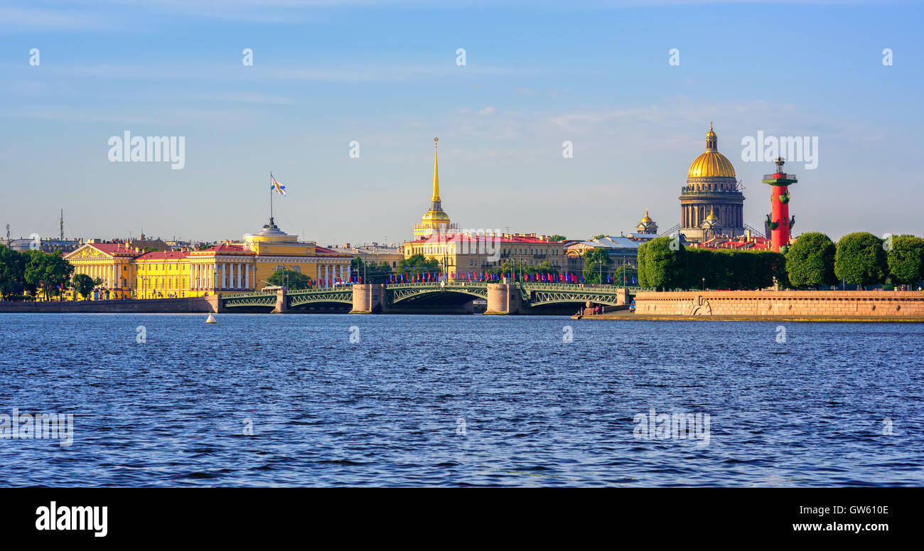 Panorama von St. Petersburg, Russland, mit Schlossbrücke über Neva Fluss, goldene Kuppel der St. Isaac Kathedrale, Admiralität Gebäude und Stockfoto