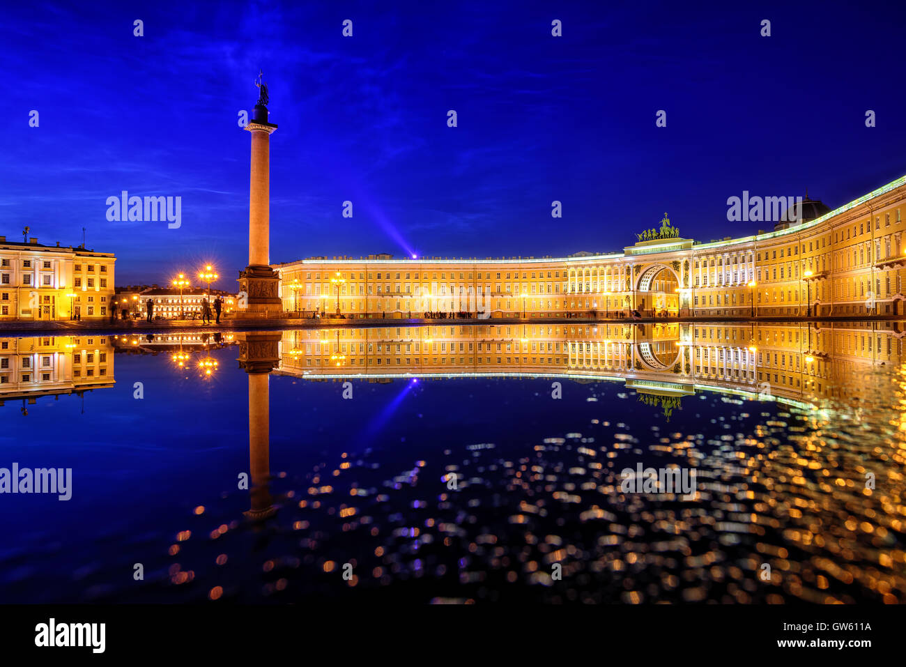 Generalstabs Gebäude und Alexander Column in Regenwasser auf dem Schlossplatz in St. Petersburg, Russland, reflektieren weiße Sommer Stockfoto