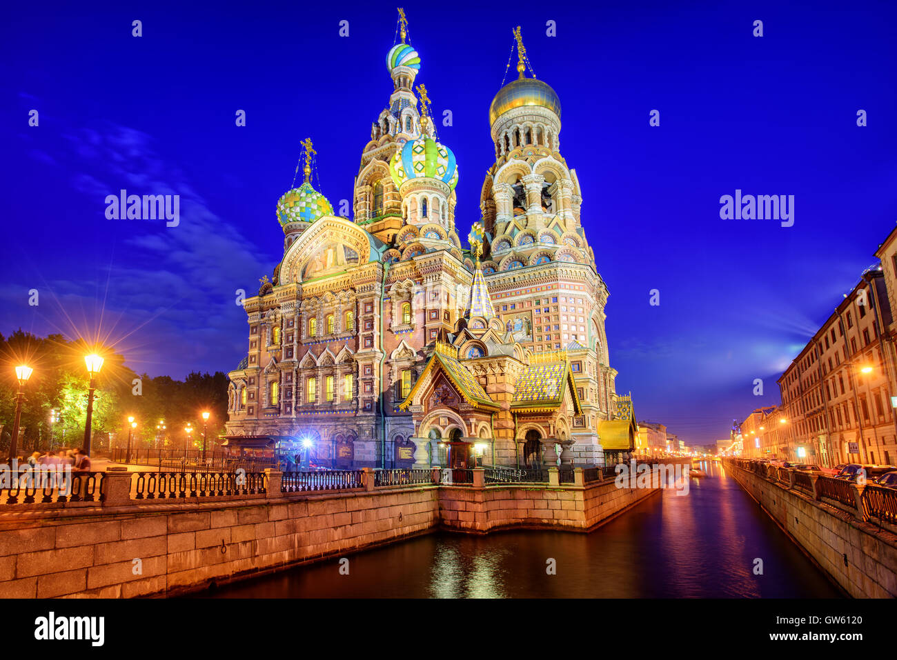 Die orthodoxe Kirche des Erlösers dekoriert mit bunten Zwiebeltürmen am Gribojedow-Kanal beleuchtet am Abend, St. Petersburg Stockfoto