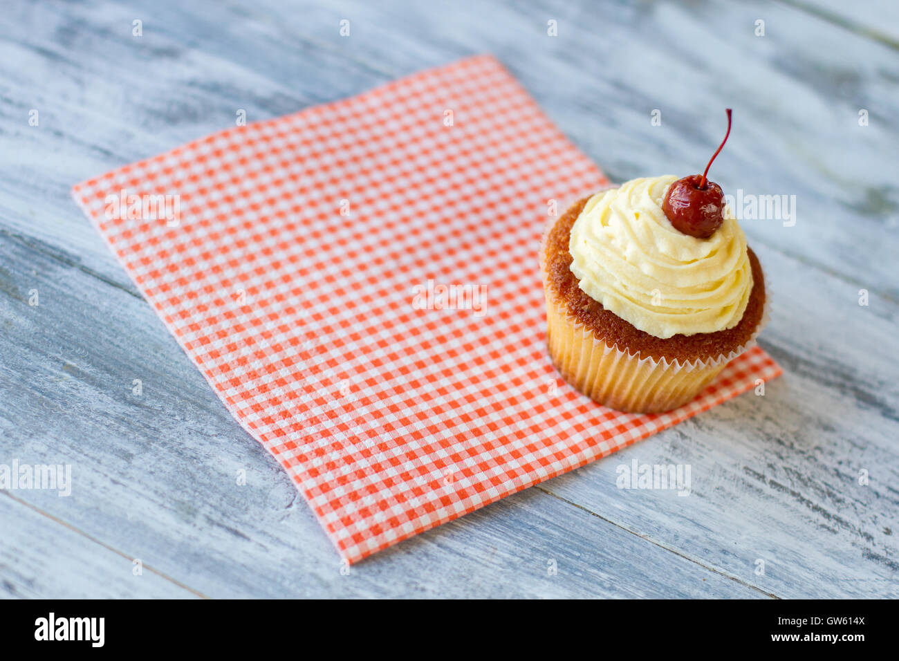 Kleines Dessert auf Serviette. Stockfoto