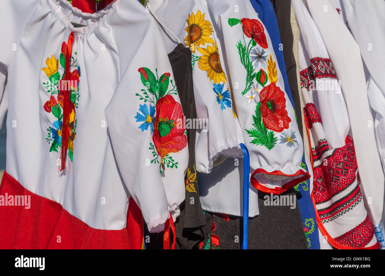 Ukrainische nationale Damenkostüme bestickt mit Farbe Threads (auch bekannt als Vyshyvanka) hängen Ausverkauf bei Dn Stockfoto