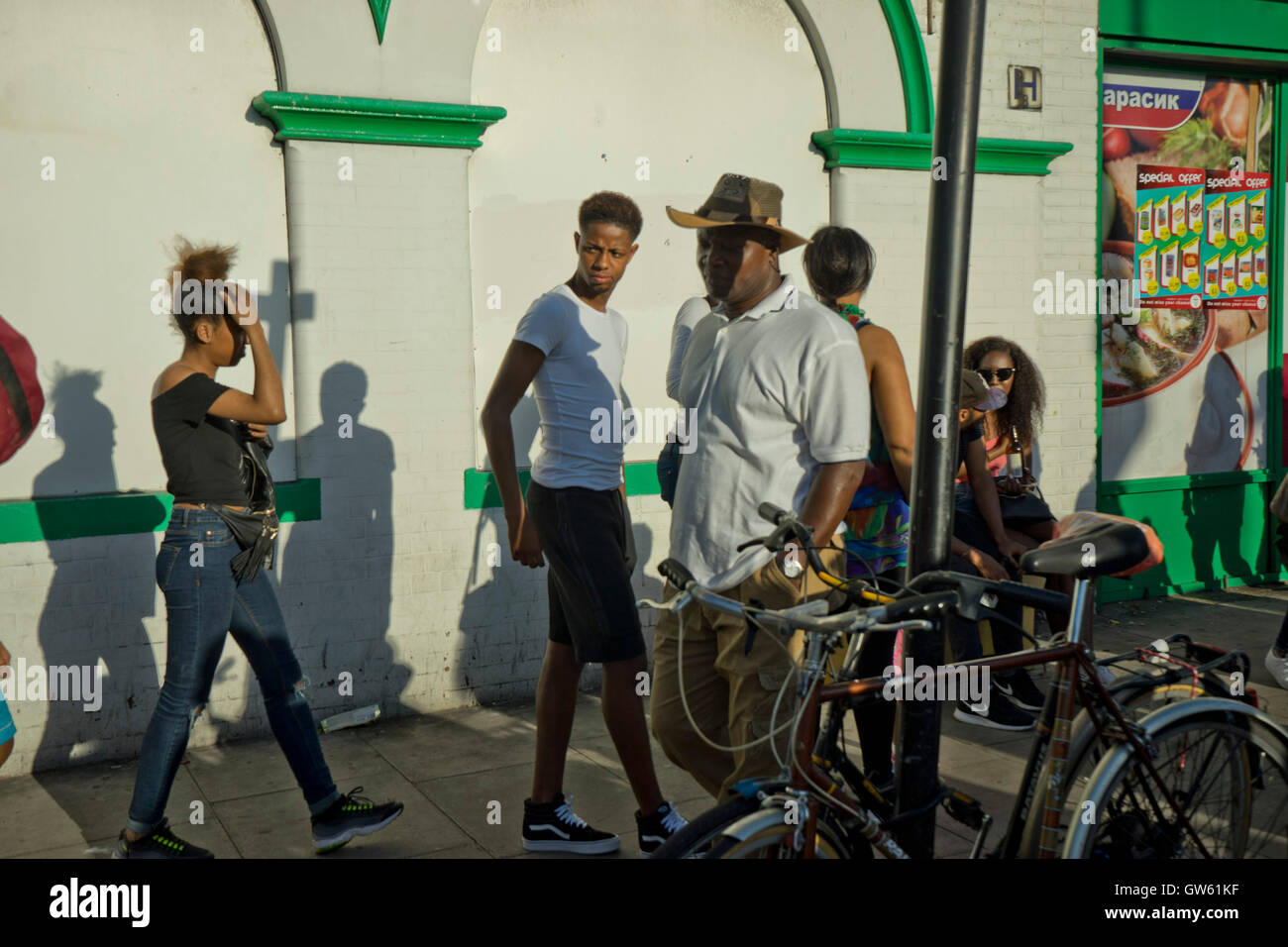 Nachtschwärmer genießen Hackney Karneval in den Straßen von Dalston. London. UK Stockfoto