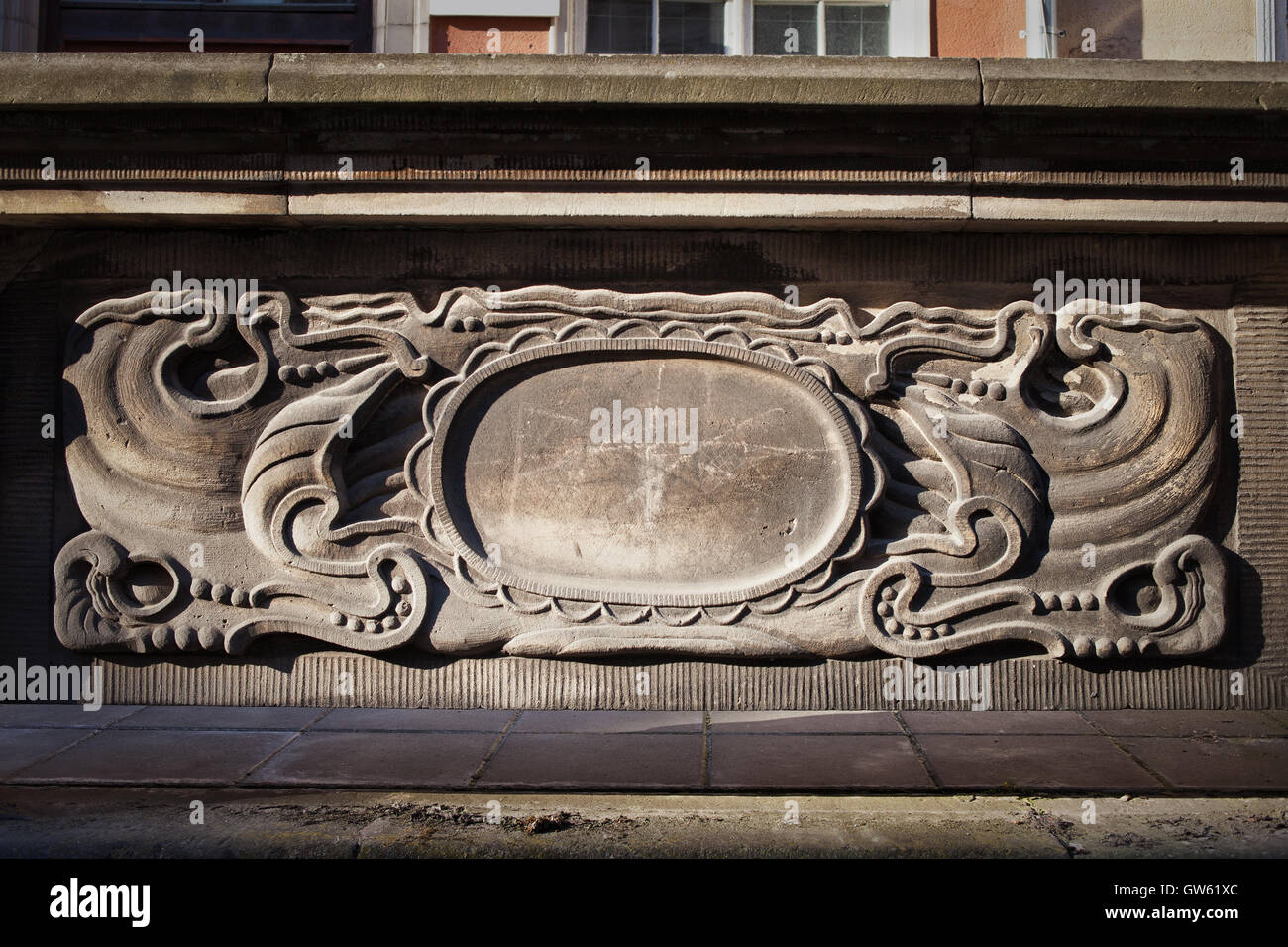 Relief mit Meer-Wellen-Motiv und kleine ovale leeren Leerzeichen auf historischen Haus Terrasse Geländer in alten Danzig, Polen Stockfoto