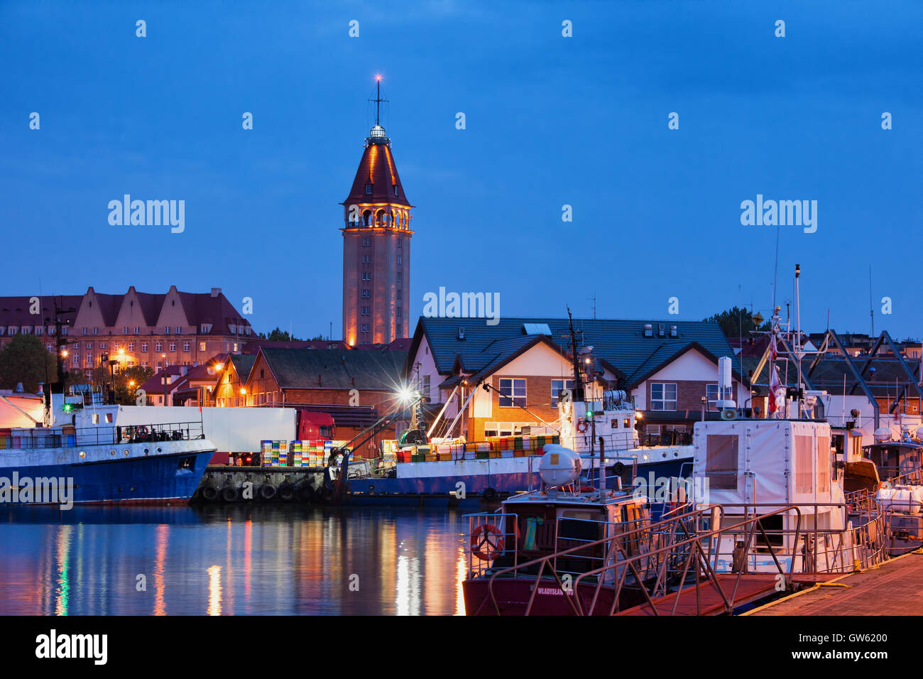 Fischereihafen in Wladyslawowo, Polen, Skyline der Stadt mit Fischer House Tower bei Nacht, beliebter Ferienort an der Ostsee, E Stockfoto