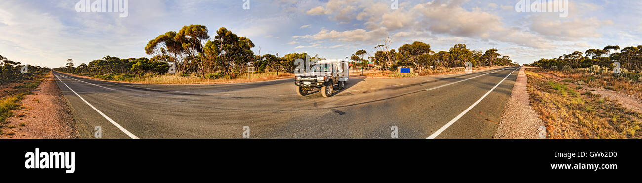 Ende zum Eyre Highway Panorama von der Straße in der Nähe von Belladonia Roadhouse in Western Australia. Suchmaschinenliste Straße Zug Fahrzeug Stockfoto