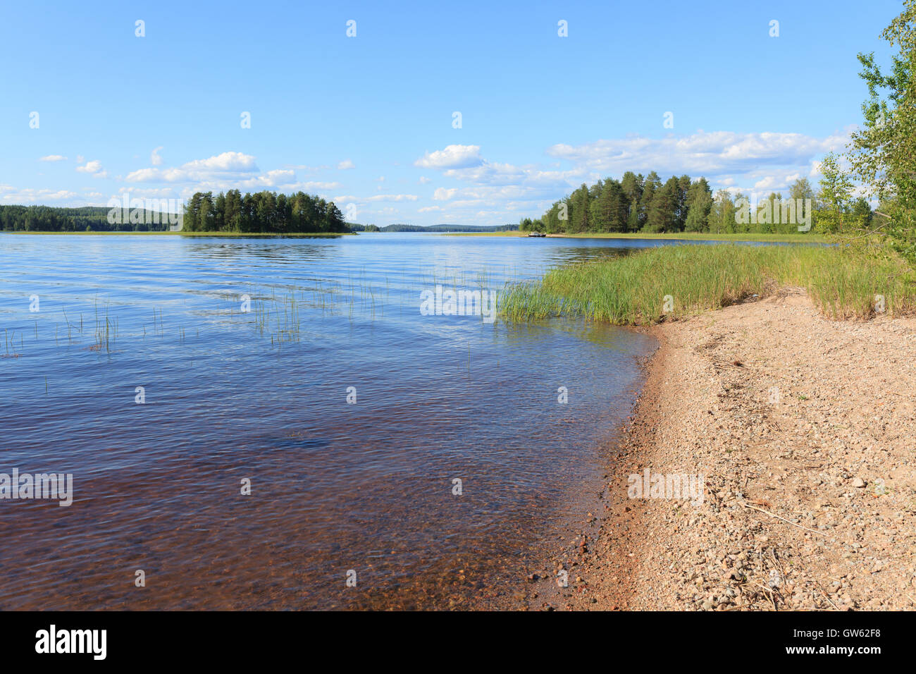 Kleiner Sandstrand im Sommer in Finnland Stockfoto