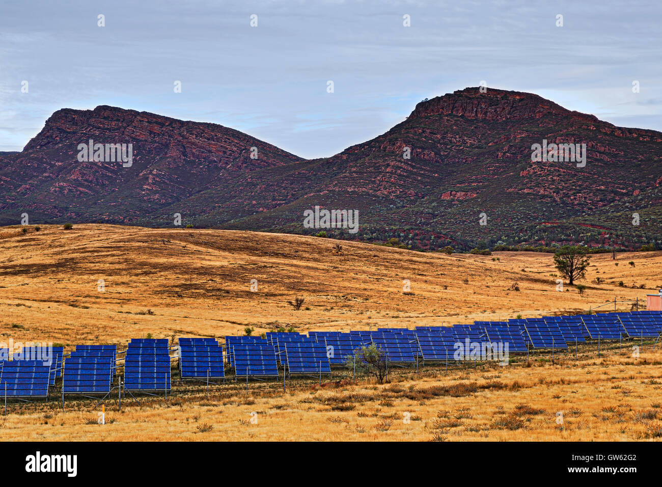 Flinders reicht Nationalpark autonome Energieerzeugung und Versorgung von Solar-Panel-Farm in der Mitte des Outback schlicht gegen Stockfoto
