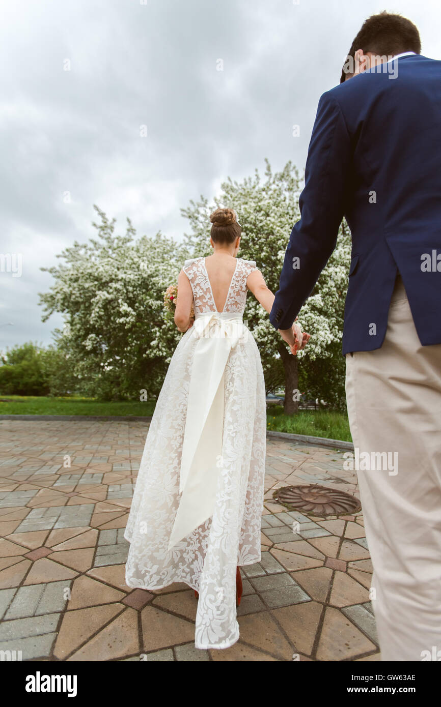 Der Bräutigam geht für eine Braut Stockfoto