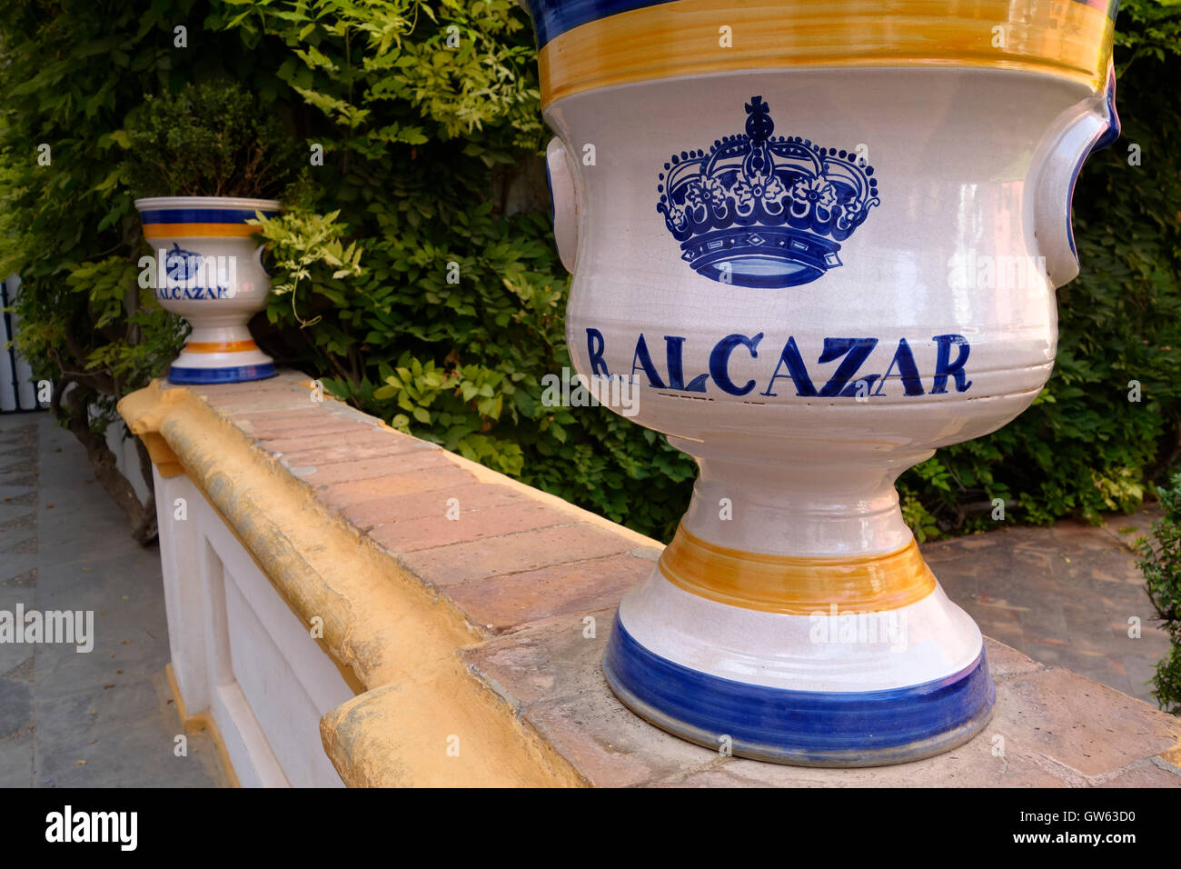 Keramik Blumentopf mit Logo, Alcazar, maurische Königspalast, Sevilla, Andalusien, Spanien. Stockfoto