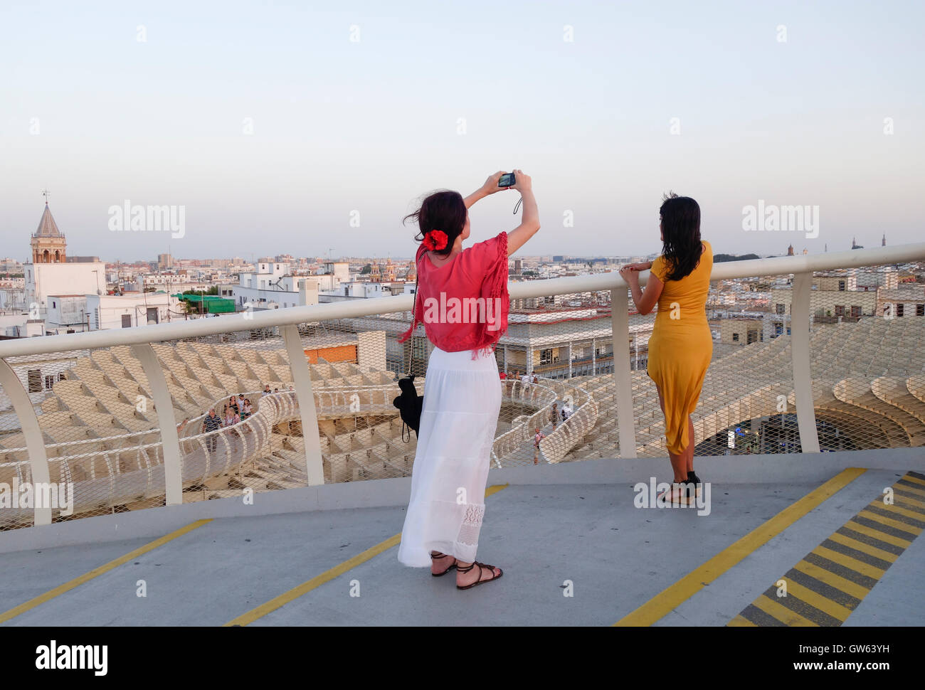 Zwei Frauen auf der obersten Ebene des Metropol Parasol auf La Encarnacion Platz in Sevilla, Andalusien, Spanien Stockfoto