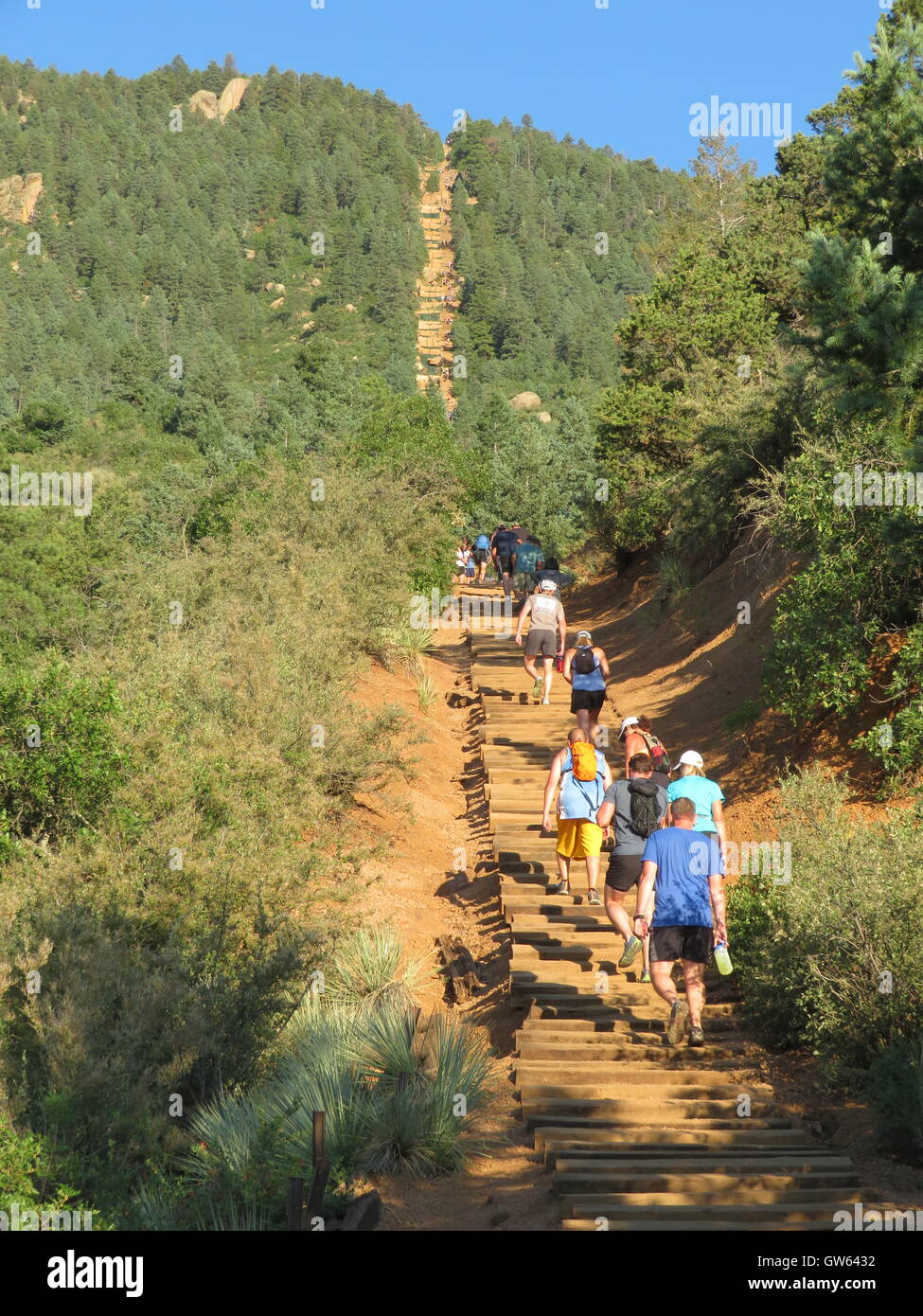 Wanderer erklimmen die Steigung, Manitou Springs, Colorado Stockfoto