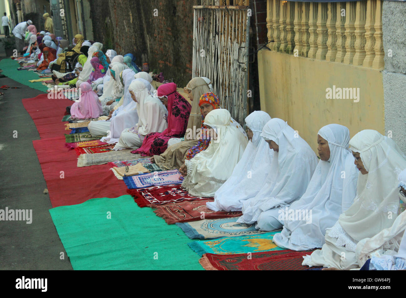 Jakarta, Indonesien. 12. Sep, 2016. Muslimischen Bevölkerung sich zusammenzuschließen, um Eid al-Adha in der Gegend von Kebayoran Lama, Jakarta zu beten. Eid al-Adha oder Opferfest wird von Moslems weltweit zum Gedenken an den Propheten Abraham Test des Glaubens gefeiert. Während der Eid Al-Adha, Muslime Rinder zu Schlachten und das Fleisch an die Armen zu verteilen. Bildnachweis: Sutrisno Bewohner/Pacific Press/Alamy Live-Nachrichten Stockfoto