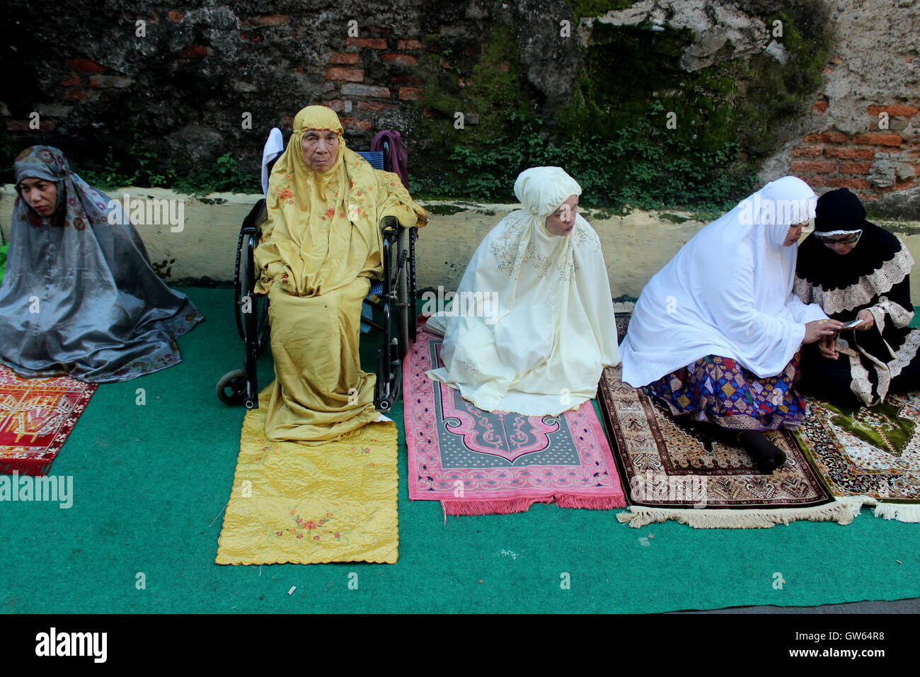 Jakarta, Indonesien. 12. Sep, 2016. Muslimischen Bevölkerung sich zusammenzuschließen, um Eid al-Adha in der Gegend von Kebayoran Lama, Jakarta zu beten. Eid al-Adha oder Opferfest wird von Moslems weltweit zum Gedenken an den Propheten Abraham Test des Glaubens gefeiert. Während der Eid Al-Adha, Muslime Rinder zu Schlachten und das Fleisch an die Armen zu verteilen. Bildnachweis: Sutrisno Bewohner/Pacific Press/Alamy Live-Nachrichten Stockfoto