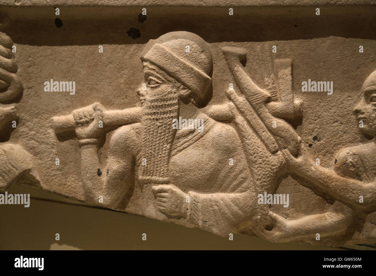 Fragment der Ihre Namma Stele. Rosa-Buff Kalkstein. Mesopotamien, Ihre. Ihre Periode III. Herrschaft von Ihrem Namma. ca. 2097-2080 v. Chr. Stockfoto