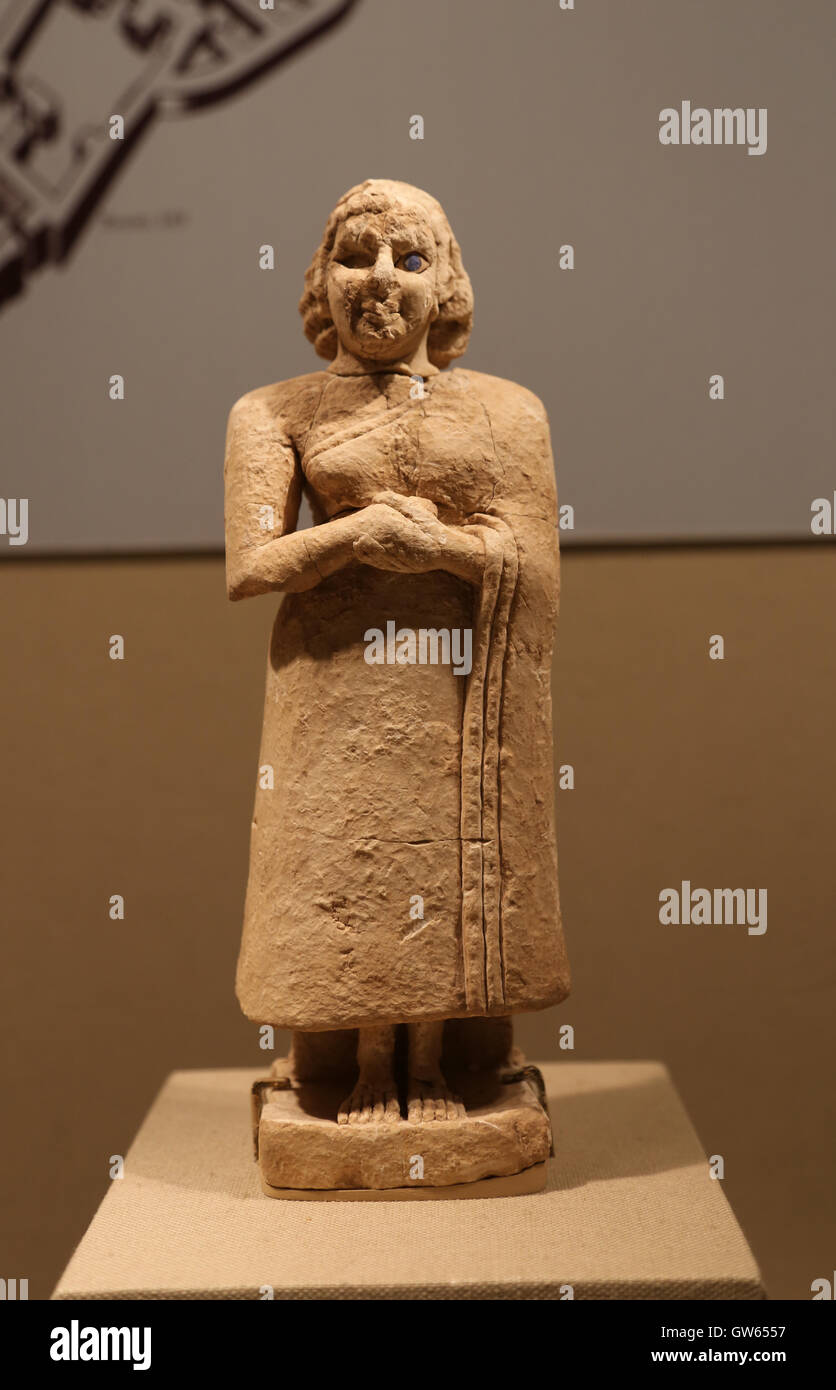 Stehende weibliche Verehrer. Mesopotamien. Frühe dynastische IIIa, 2600-2500 v. Chr. Stockfoto