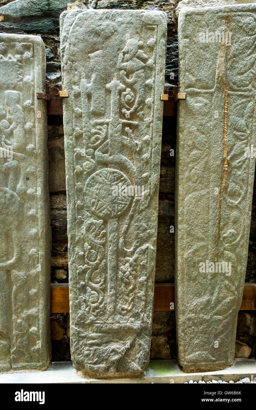 Drei der alten geschnitzten Steine bei Keills Kapelle, Keillmore, Knapdale, Argyll and Bute, Scotland, UK Stockfoto