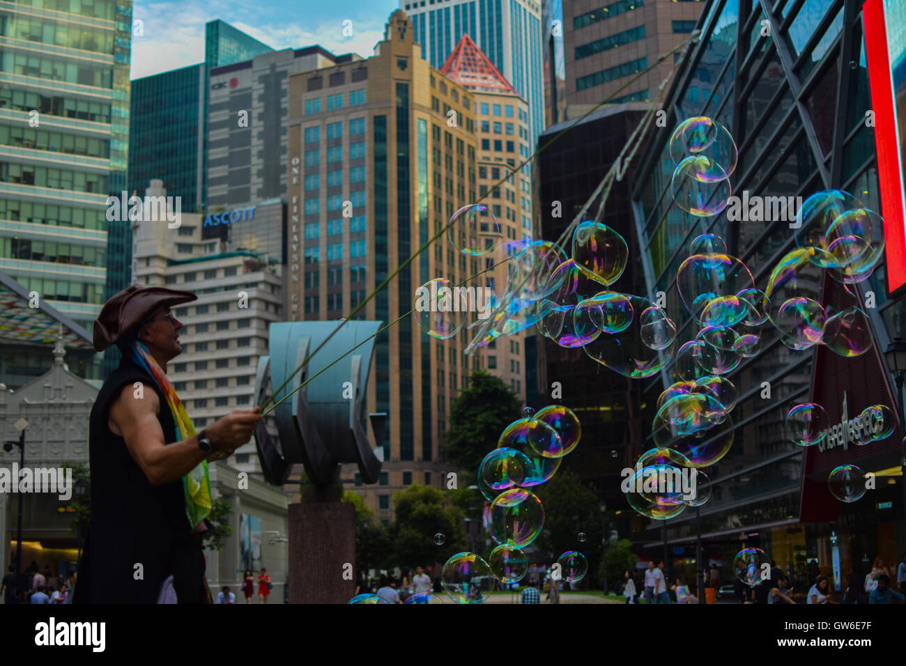 Ein Kerl mit Schlag, Seifenblasen im Geschäftsviertel von Singapur Stockfoto