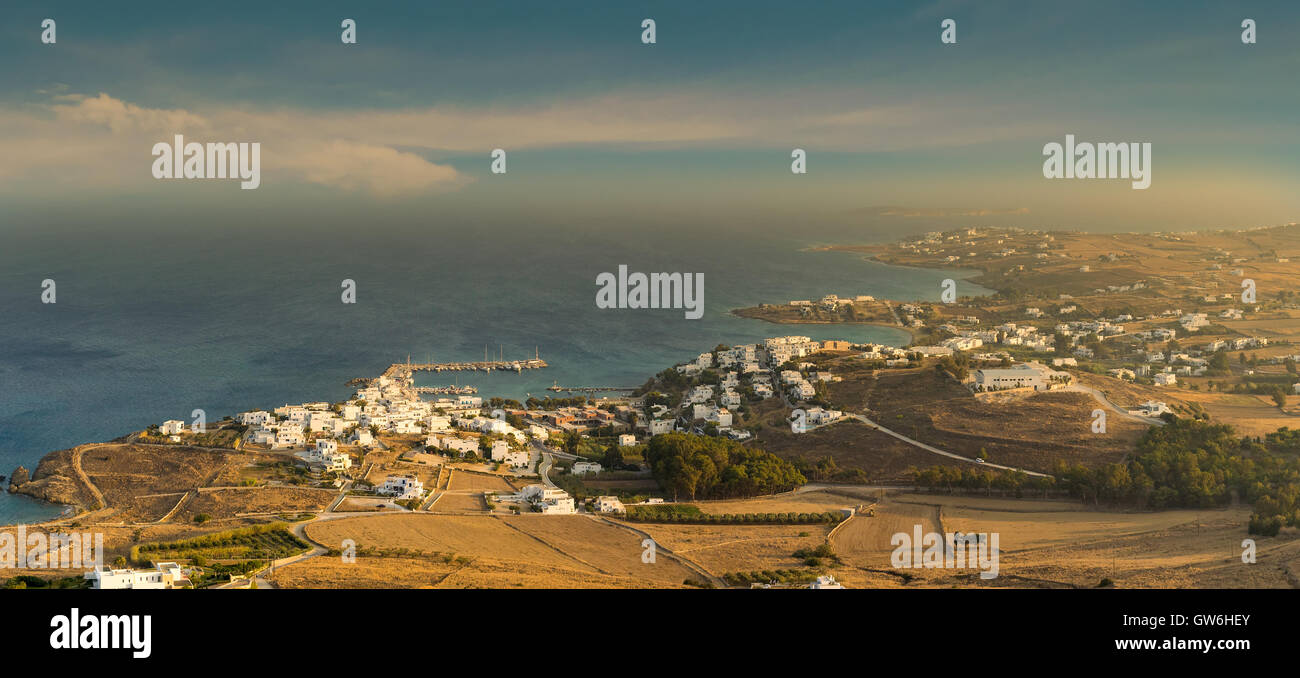 Luftaufnahme der Dörfer auf der Insel Paros in Griechenland. Panorama-Blick. Stockfoto