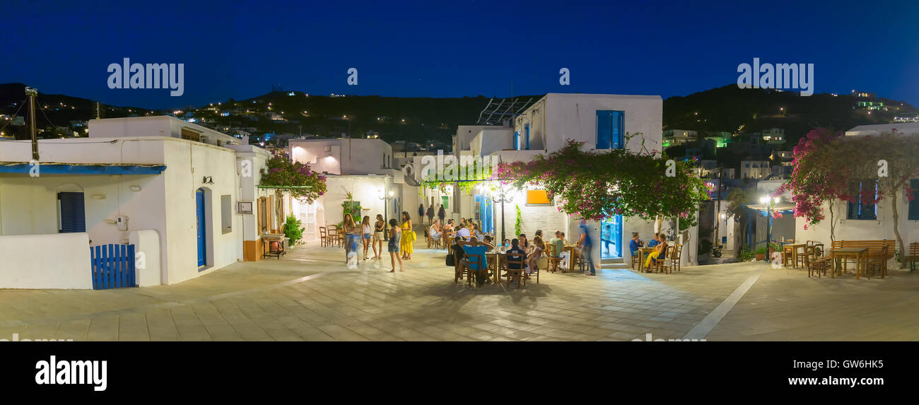 Paros, Griechenland 2. August 2016. Menschen genießen ihren Sommerurlaub im Lefkes Village auf Paros in Griechenland. Stockfoto