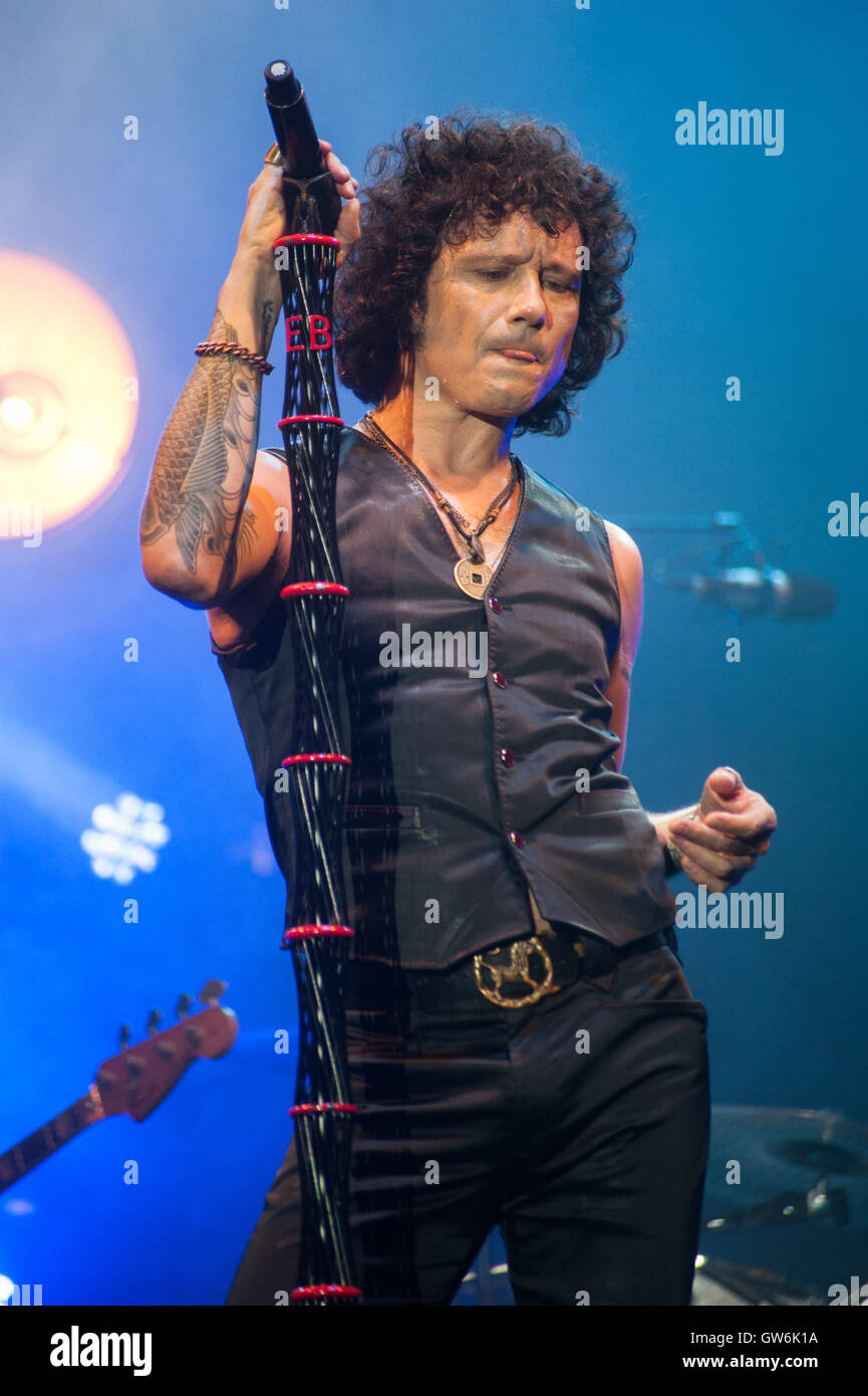 Enrique Bunbury führt auf der Bühne während Tag 1 des Cruilla Festival im Parc del Forum. © Charlie Perez/Alamy Stockfoto