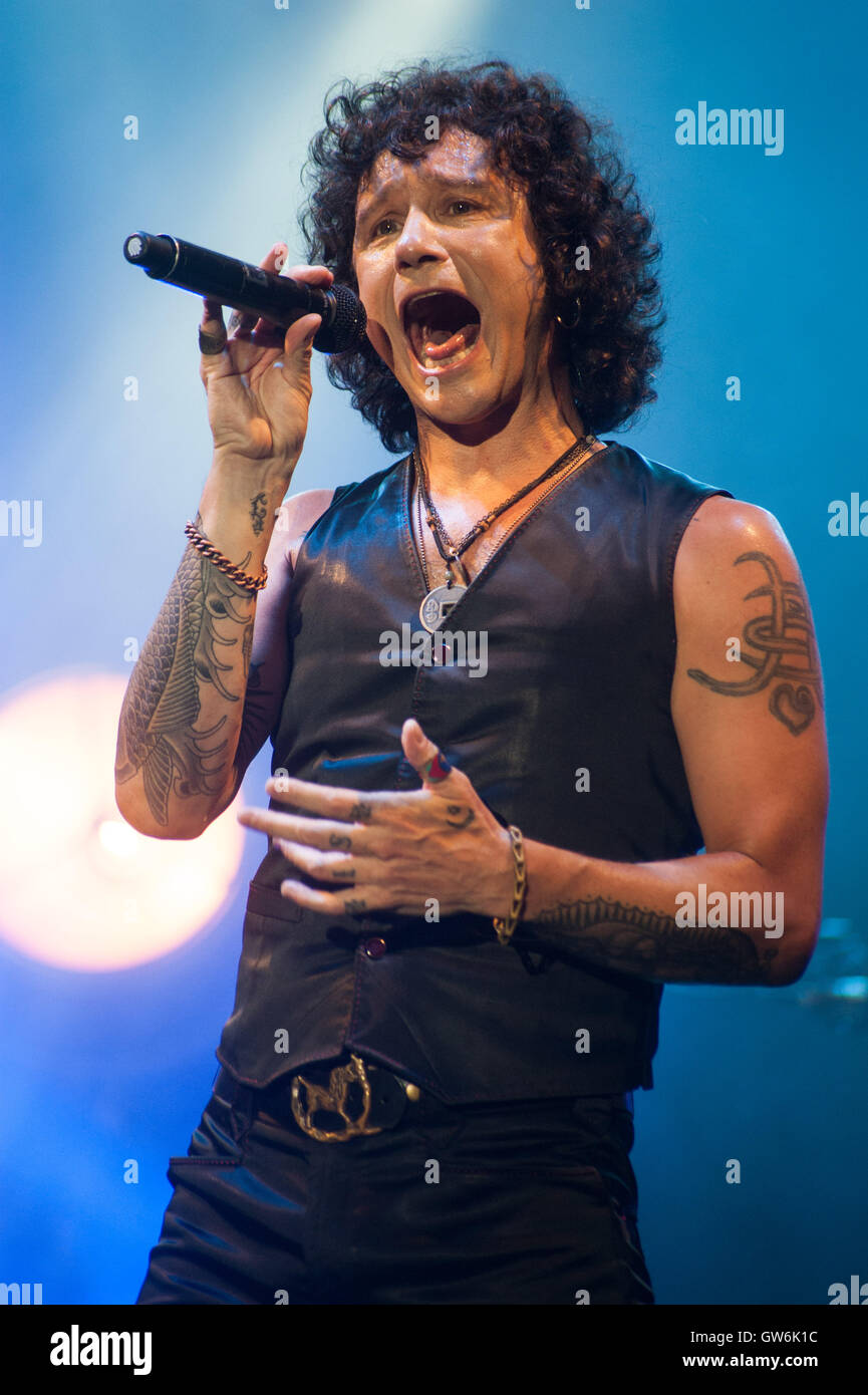 Enrique Bunbury führt auf der Bühne während Tag 1 des Cruilla Festival im Parc del Forum. © Charlie Perez/Alamy Stockfoto