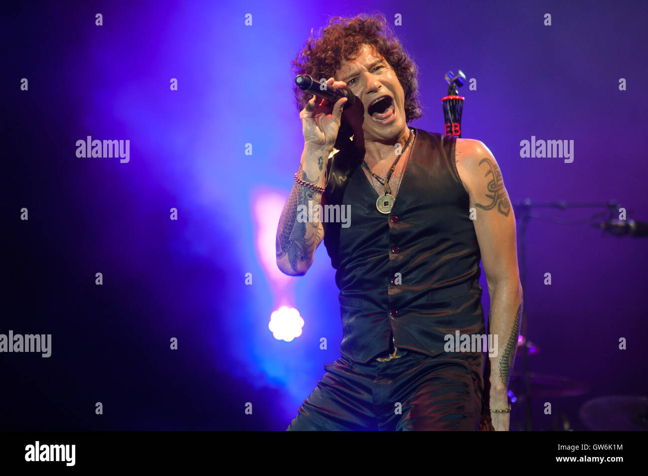 Enrique Bunbury führt auf der Bühne während Tag 1 des Cruilla Festival im Parc del Forum. © Charlie Perez/Alamy Stockfoto