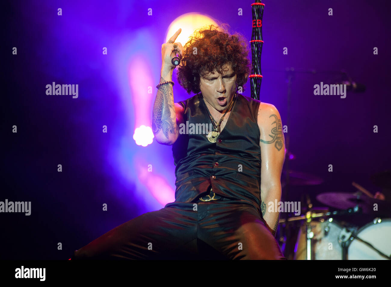 Enrique Bunbury führt auf der Bühne während Tag 1 des Cruilla Festival im Parc del Forum. © Charlie Perez/Alamy Stockfoto