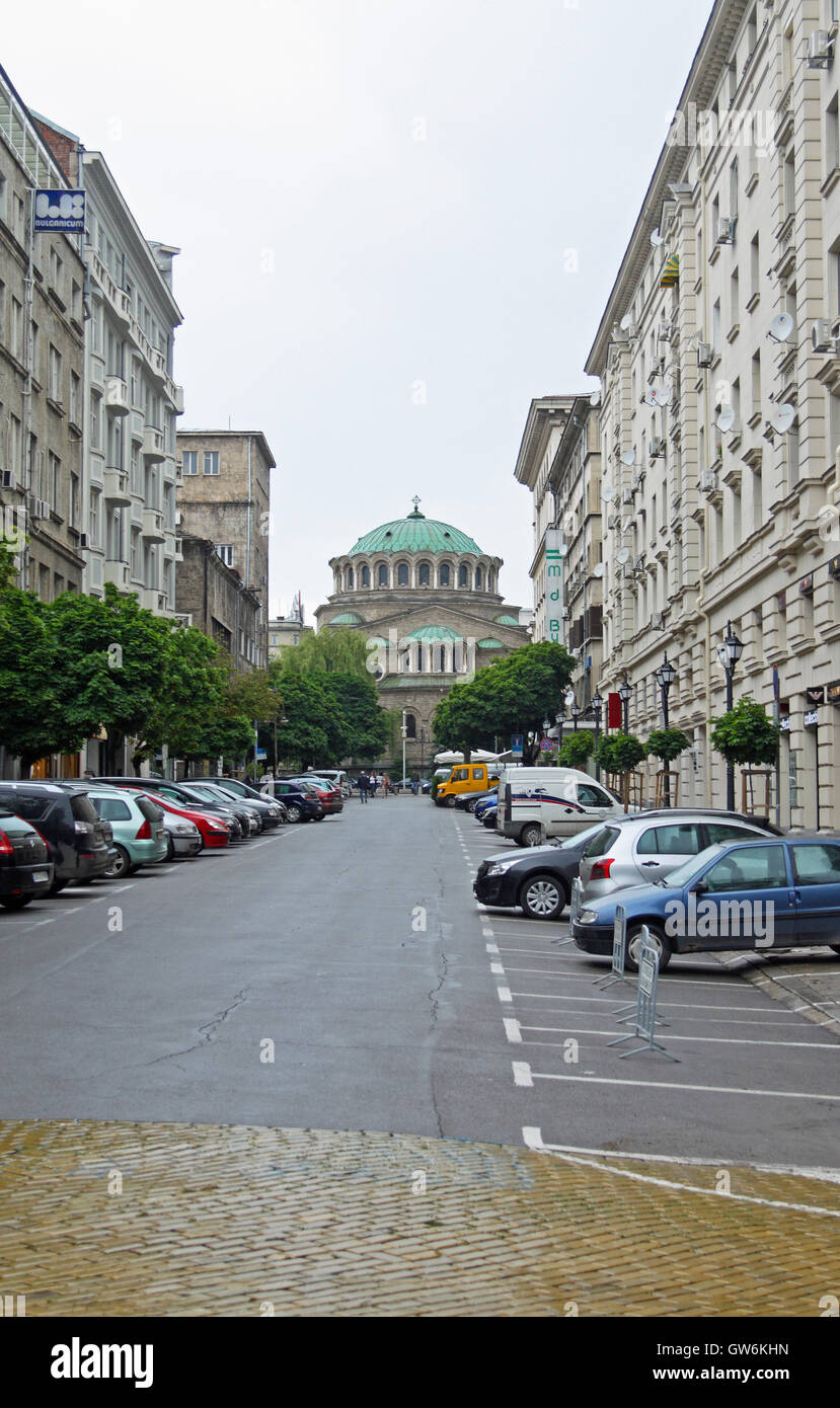 Sofia, Bulgarien: Suche entlang der Uliza Saborna in Richtung der Kathedrale Kirche von Sveta Nedelya (St. Nedelya) Stockfoto