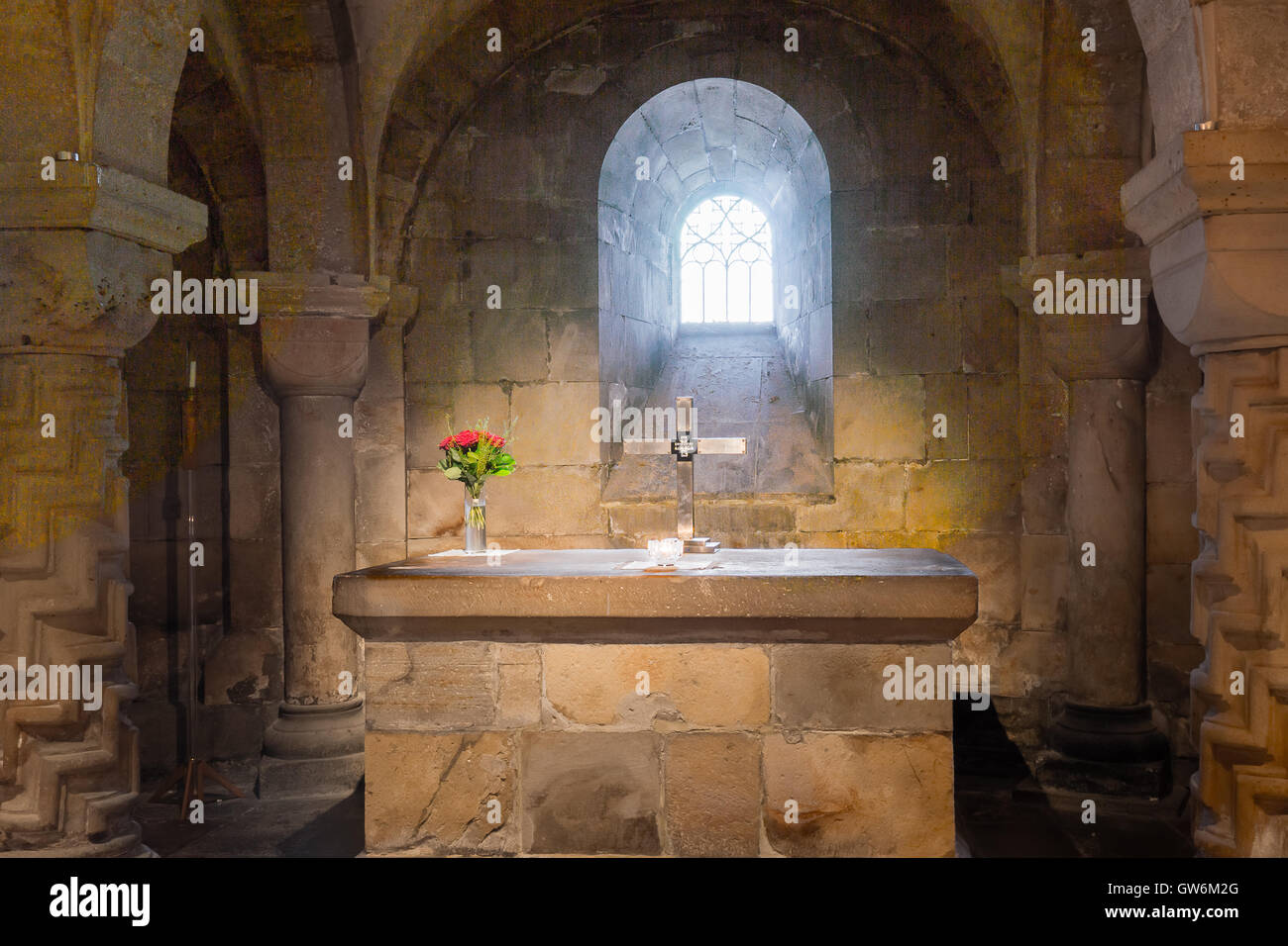 Sandstein-Altar in der Krypta der Kathedrale von Lund. Geweihten 1123. Stockfoto