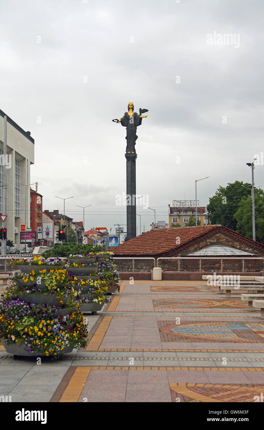 Statue von Sveta Sofia (St. Sofia), Nedelya-Platz, Sofia, Bulgarien. Ein Werk des Bildhauers Georgi Chapkanov Stockfoto