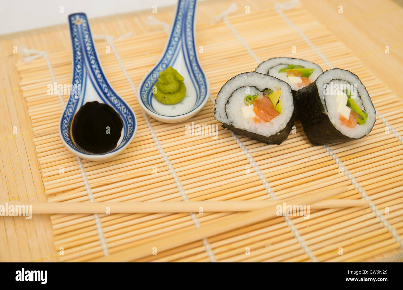 Sushi mit Stäbchen und Soja-Sauce, wassabi Stockfoto