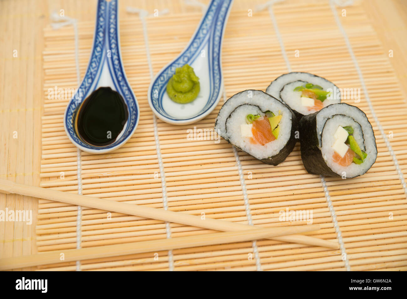 Sushi mit Stäbchen und Soja-Sauce, wassabi Stockfoto