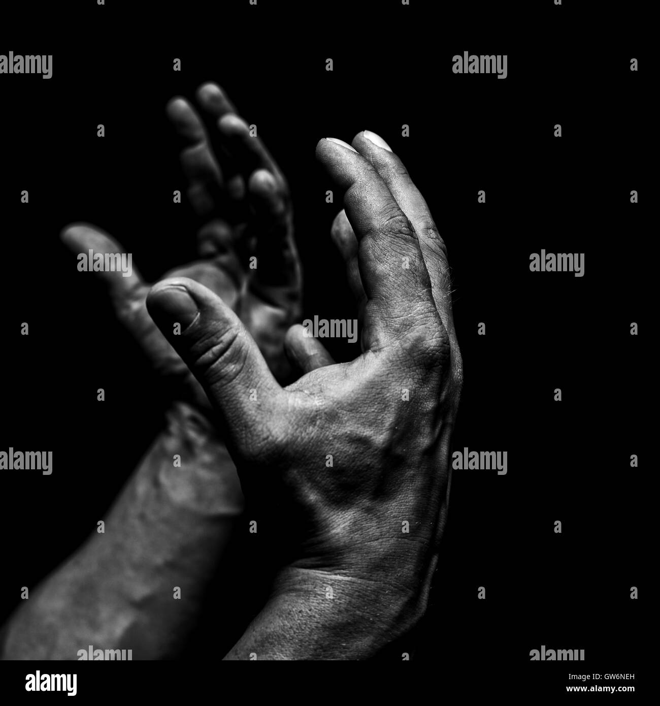 Männerhände auf schwarzem Hintergrund Stockfoto