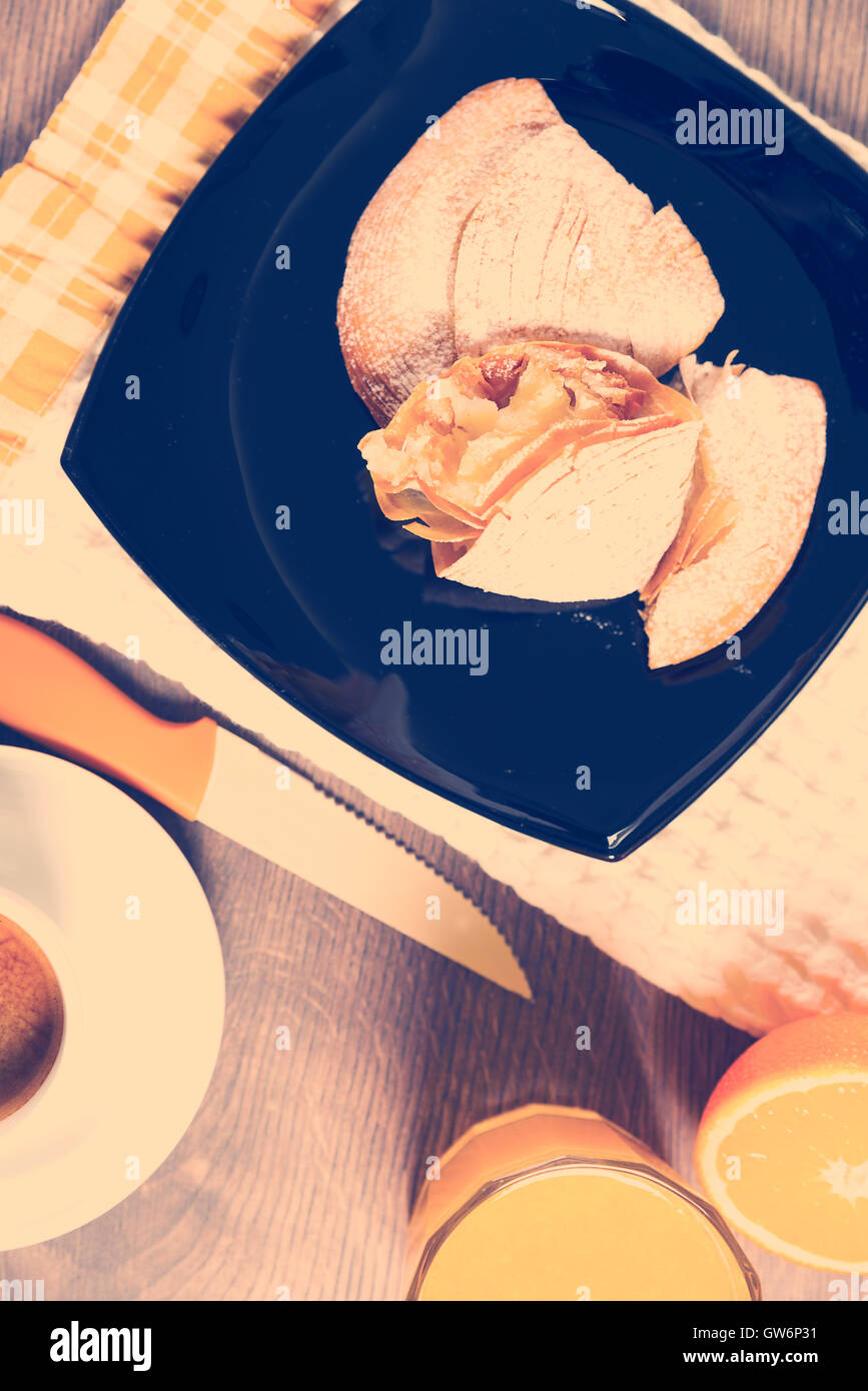 Frühstücksliebhaber serviert auf Holztisch Stockfoto