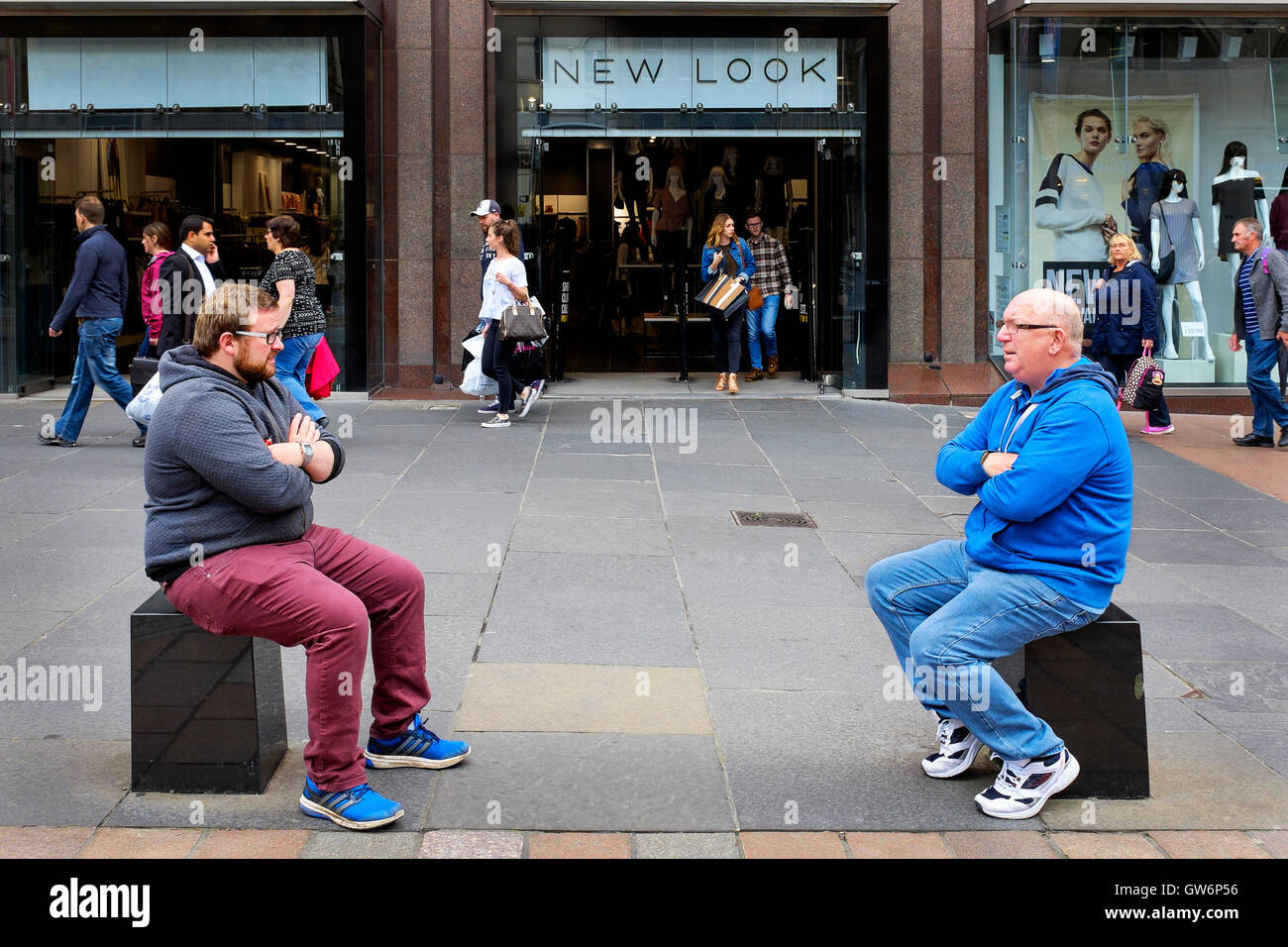Zwei Männer, die ein Gespräch außerhalb der Mode Shop, NEW LOOK, Buchanan Street, Glasgow, Schottland, UK Stockfoto