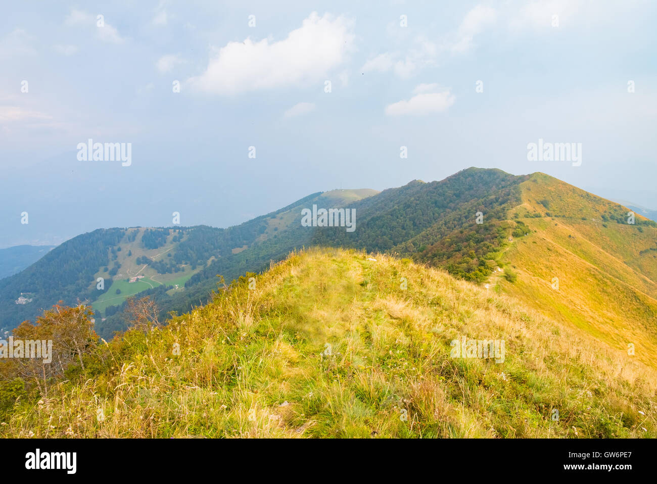 Landschaft von der Spitze eines Berges mit See im Hintergrund Stockfoto