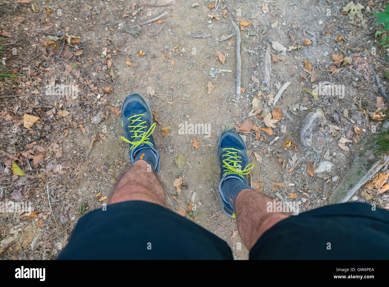 Beine von einem Wanderer in der Natur Stockfoto