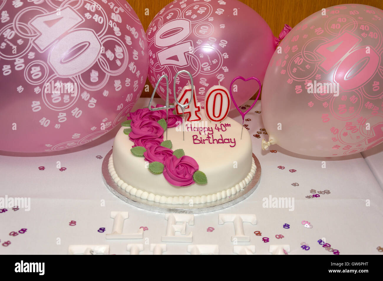 Glücklich 40. Geburtstag party Torte und Luftballons, Flackwell Heath, Buckinghamshire, England, Vereinigtes Königreich Stockfoto