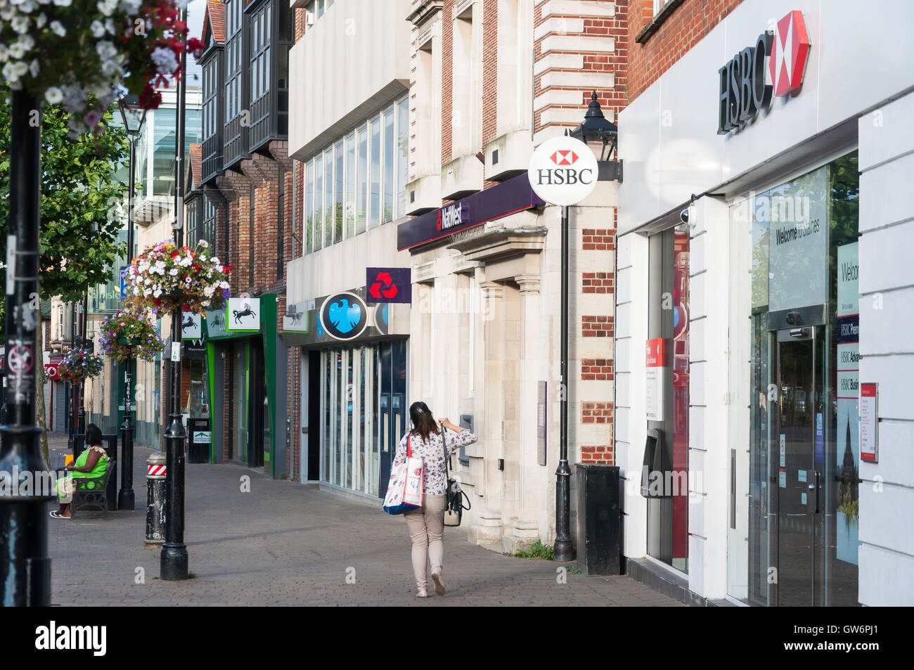 Reihe von Retail Banken, High Street, Staines-upon-Thames, Surrey, England, Vereinigtes Königreich Stockfoto