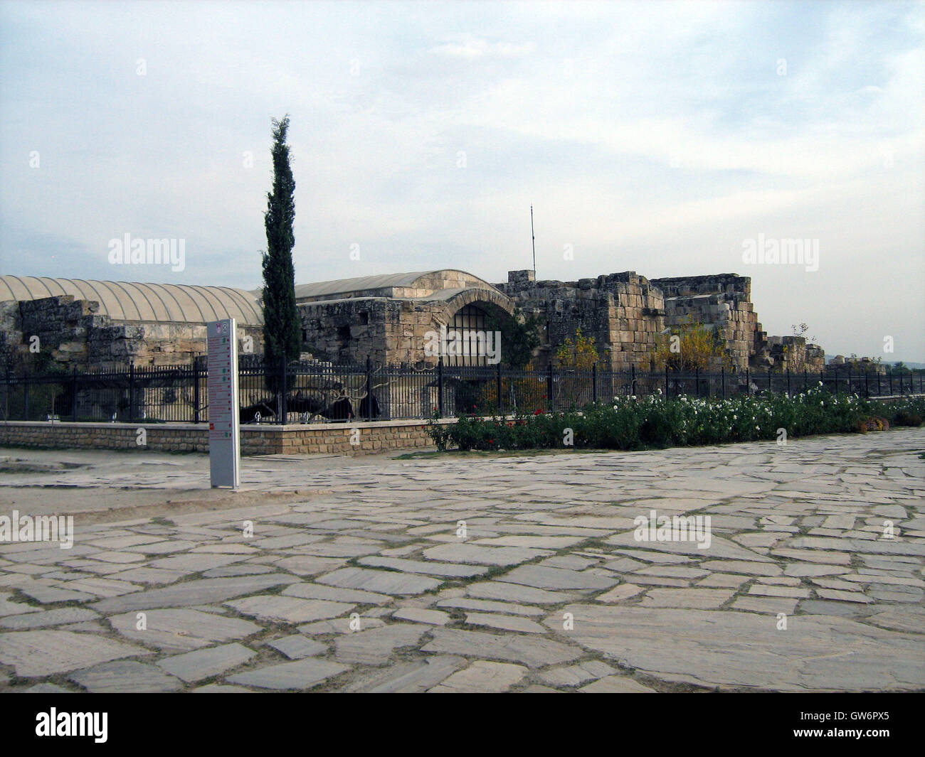 Archäologische Ort Pamukkale, Türkei.  Die antiken griechisch-römischen und byzantinische Stadt Hierapolis wurde auf den weißen errichtet " Stockfoto