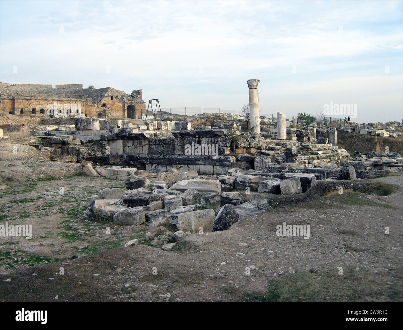 Archäologische Ort Pamukkale, Türkei.  Die antiken griechisch-römischen und byzantinische Stadt Hierapolis wurde auf den weißen errichtet " Stockfoto