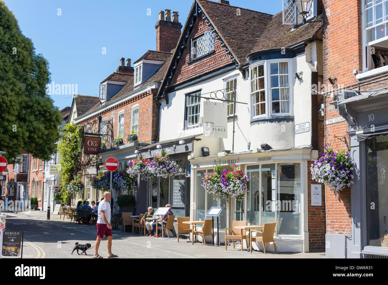 Restaurants auf dem Platz, Winchester, Hampshire, England, Vereinigtes Königreich Stockfoto