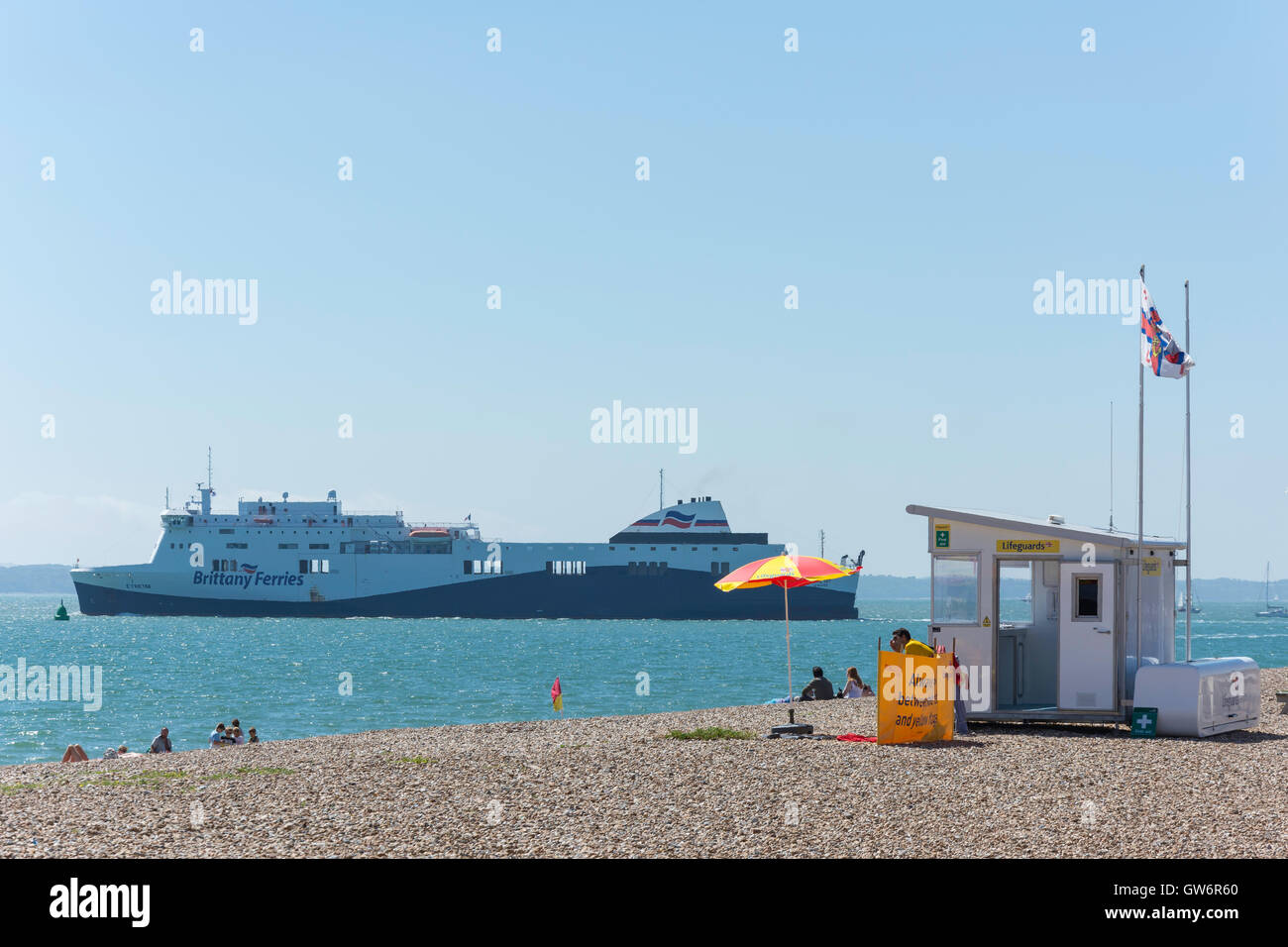 Brittany Ferries Schiff aus Southsea Strand, Southsea, Portsmouth, Hampshire, England, Vereinigtes Königreich Stockfoto