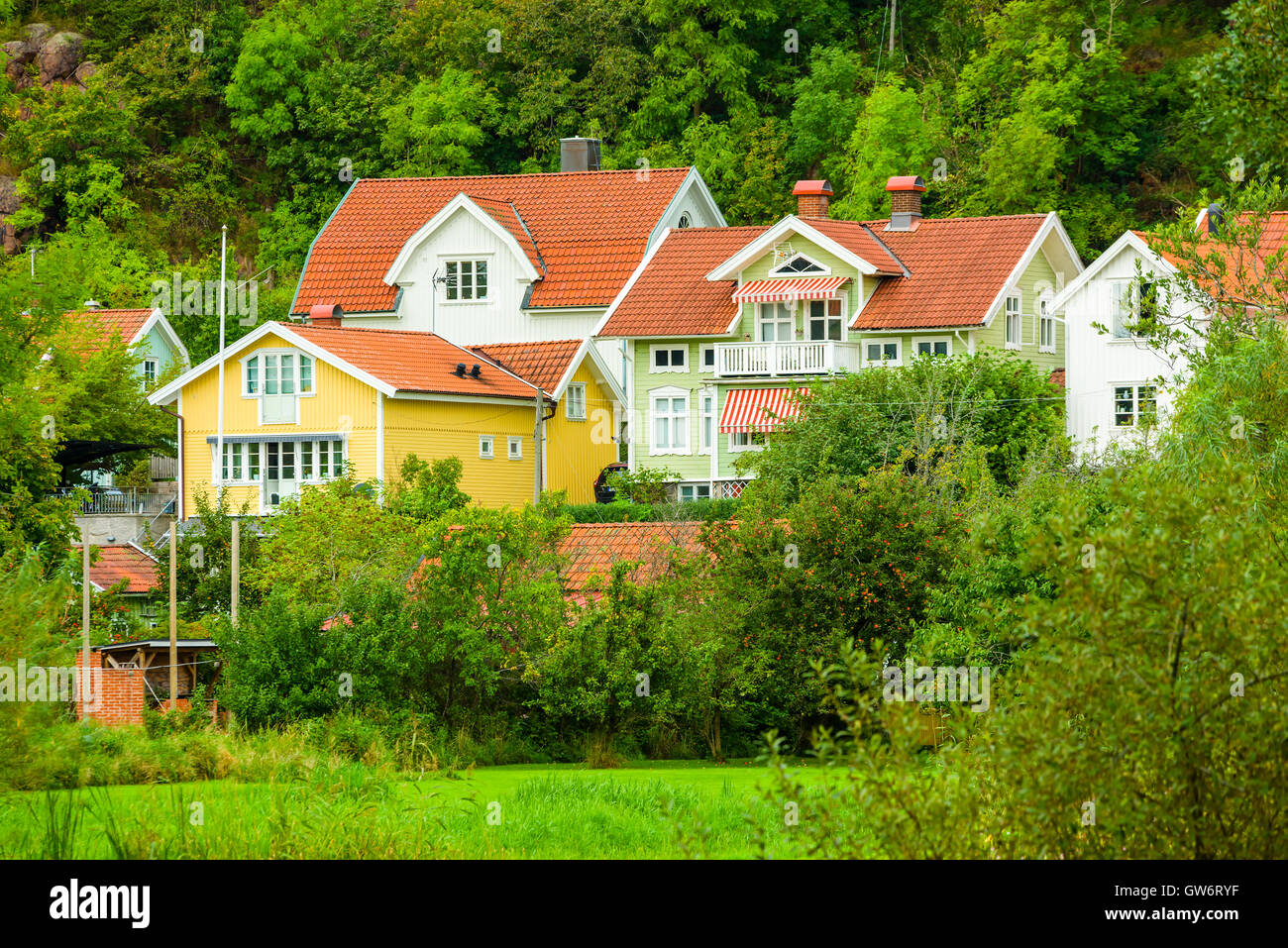 Kungalv, Schweden - 8. September 2016: Typische Häuser in der Region. Diese sind häufig in Clustern mit Nähe zum Eac gebaut. Stockfoto