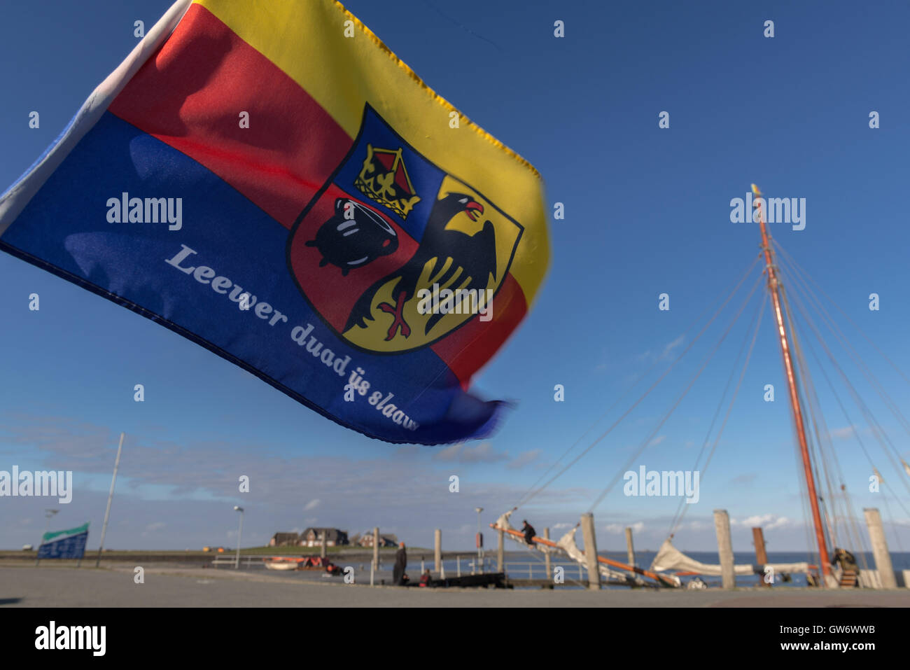 Friesische Flagge und den Hafen von der kleinen Insel Langeness in der Nordsee, Schleswig-Holstein, Deutschland Stockfoto